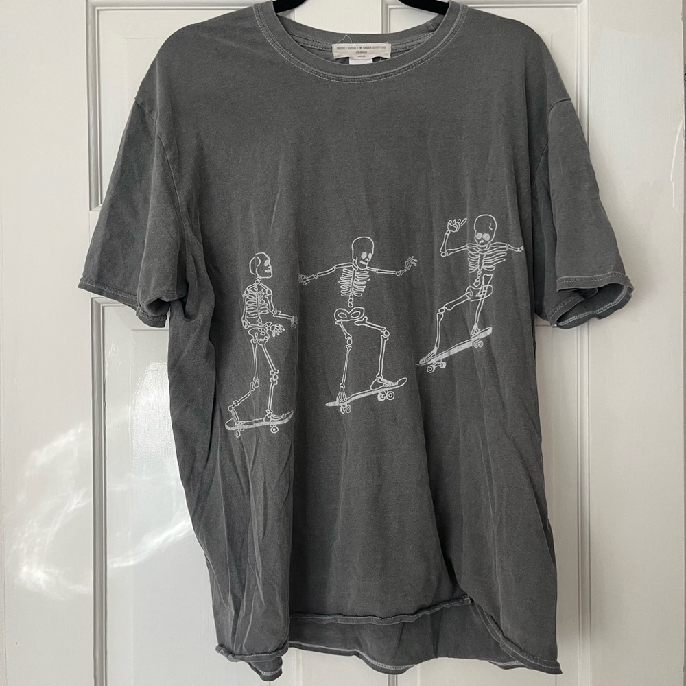 Gray Skeleton Skateboard Graphic T-Shirt
